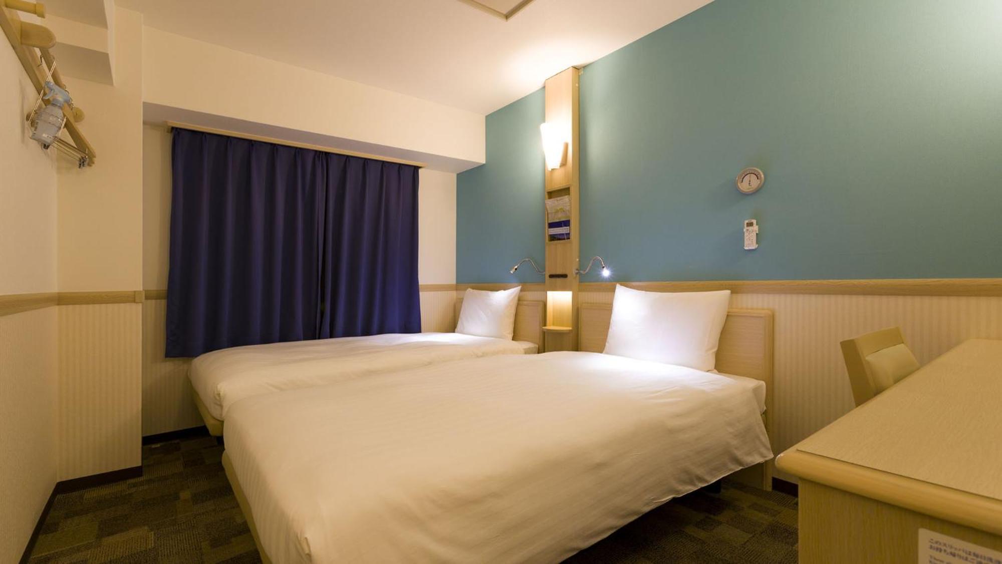 Toyoko Inn Shiki Eki Higashi Guchi Rum bild